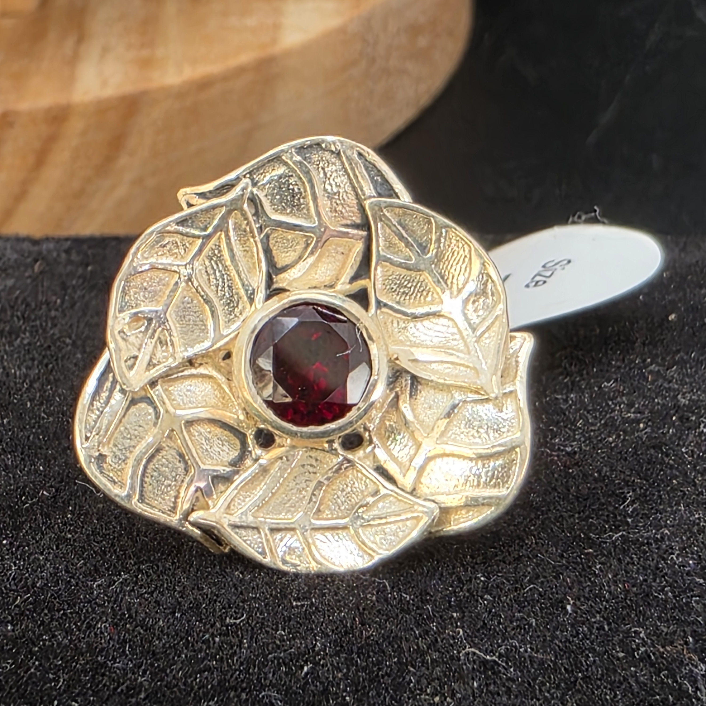 Elegant Gold Floral Ring With Red Gemstone (2007)